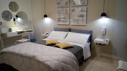 1 dormitorio con 1 cama con 2 almohadas en Casa Oria Friendly, en Oria