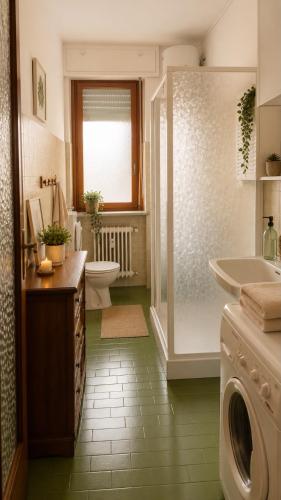 ein Badezimmer mit Toilette, Waschbecken und Waschmaschine in der Unterkunft QuickHome Monviso in Santhià