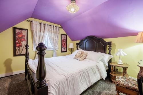 a bedroom with a bed with a purple ceiling at B4Garden Suite Shared bathroom QBed washer dryer in Rochester