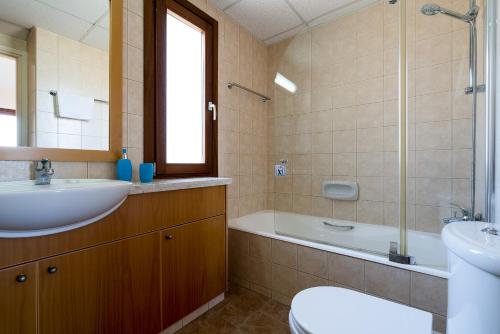 Bathroom sa 2 bedroom Villa Kornos with private pool and golf views, Aphrodite Hills Resort