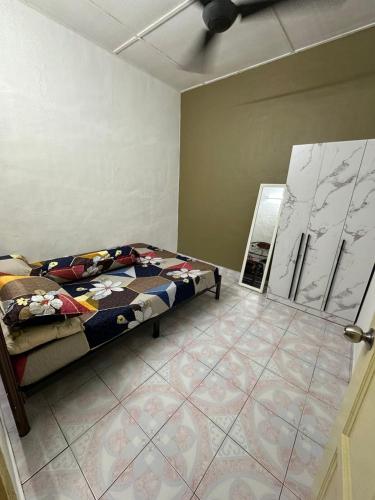 a bedroom with a bed in a room at Kannan homestay in Kamunting