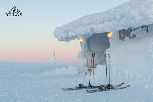 a pair of skis parked next to a snow covered wall at Ylläksen Yöpuu in Äkäslompolo