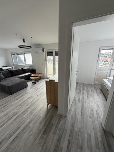 a large living room with a bed and a couch at Stan centar Gračanica in Gračanica