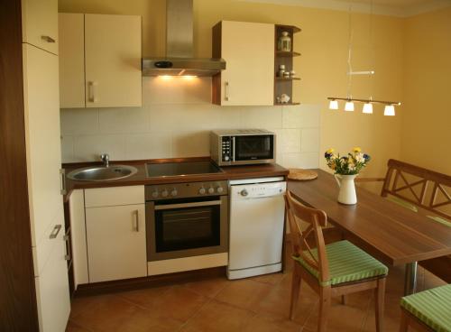 Kuchyň nebo kuchyňský kout v ubytování Ferienwohnung Strandläufer
