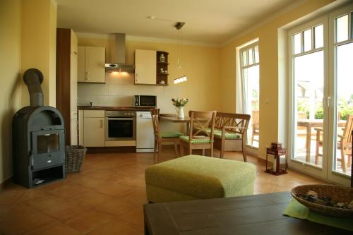 uma sala de estar com uma cozinha e um fogão em Ferienwohnung Strandläufer em Börgerende-Rethwisch