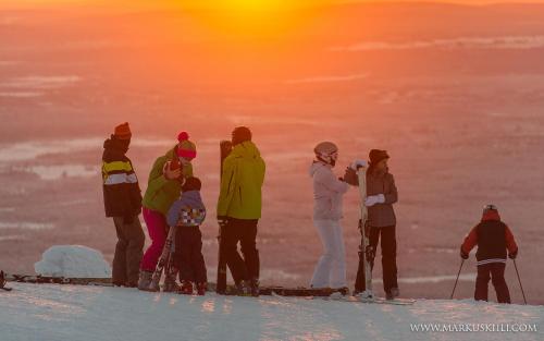 a group of people standing on top of a mountain at Ylläksen Yöpuu in Äkäslompolo