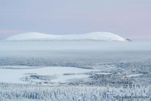an aerial view of a town and snow covered mountains at Ylläksen Yöpuu in Äkäslompolo