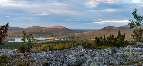 a view from the top of a mountain at Ylläksen Yöpuu in Äkäslompolo