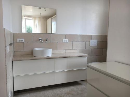 bagno con lavandino e specchio di Casa Eva a San Vito dei Normanni