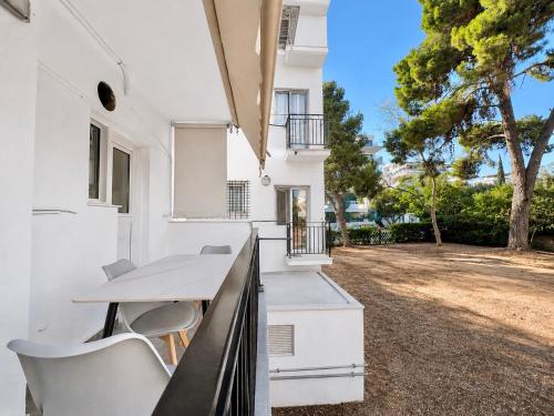 Riviera Escape - Stylish 1BR Near the Sea by ΜΡS