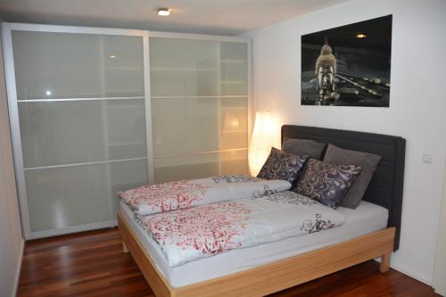 Schlafzimmer mit einem Bett mit Glaswand in der Unterkunft Designerwohnung Maria Plain in Radeck