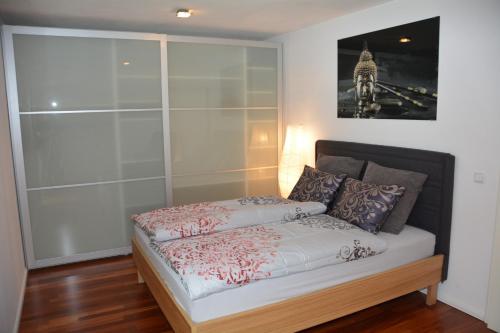 een slaapkamer met een bed met een glazen wand bij Designerwohnung Maria Plain in Radeck