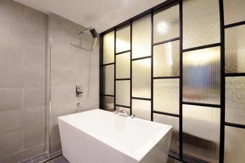 A bathroom at Queens Hotel Seomyeon Busan