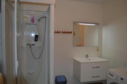 a white bathroom with a shower and a sink at Fine Fleur in Viane