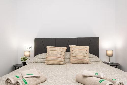 a bedroom with a bed with two towels on it at Cielito Lindo Tu hogar temporal con encanto in Torrent