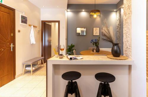 Central Serenity Bright 2BR Retreat