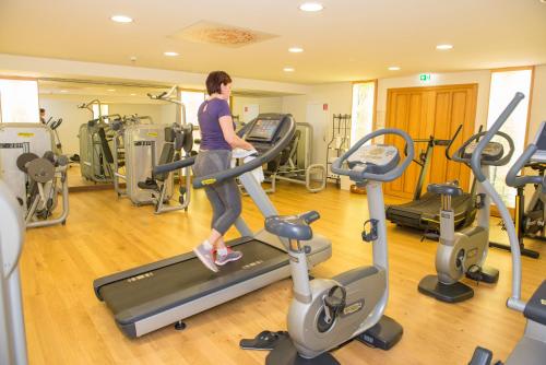 a woman walking on a treadmill in a gym at RETTER Bio-Natur-Resort in Pöllauberg