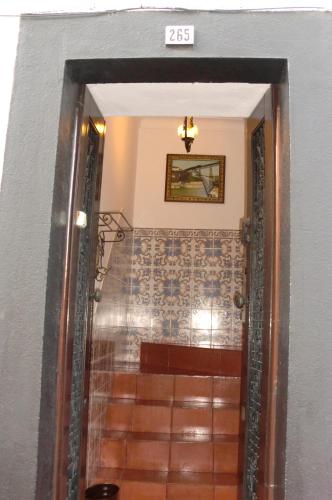 una puerta que conduce a una habitación con suelo de baldosa en Mira Porto House, en Vila Nova de Gaia