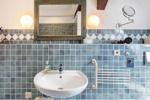 a bathroom with a sink and a mirror at Schwalbennest in Trebel