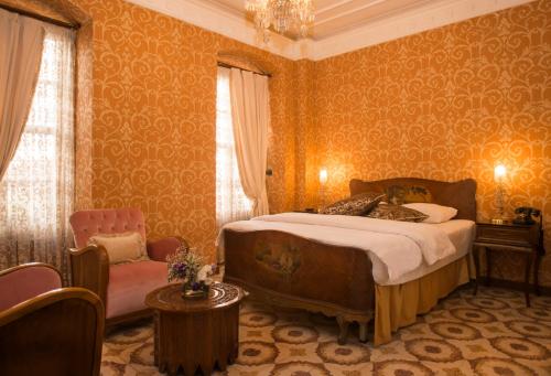 Un pat sau paturi într-o cameră la Cankaya Konaklari Hotel