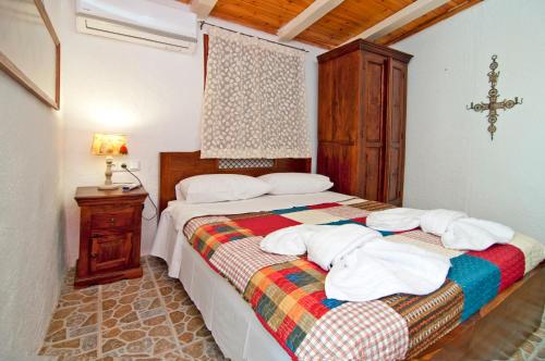 Ένα ή περισσότερα κρεβάτια σε δωμάτιο στο Captain Mike's Villa II