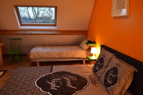 Cette petite chambre comprend 2 lits et une fenêtre. dans l'établissement Fine Fleur, à Viane