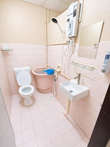 a bathroom with a toilet and a sink at HM SweetRest HOTEL in Changlun