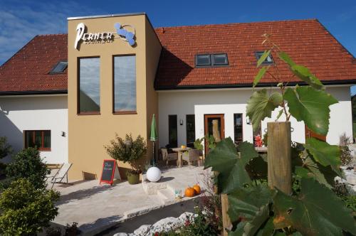a house with a yard with a patio at Weingut und Gästezimmer Perner in Ehrenhausen