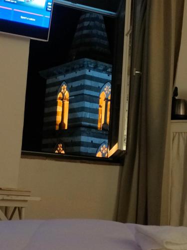 Blick auf ein Gebäude aus einem Schlafzimmerfenster in der Unterkunft Torre Subrosa, vasca in camera cromoterapia in Viterbo