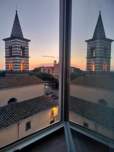 Blick auf eine Kirche aus einem Fenster in der Unterkunft Torre Subrosa, vasca in camera cromoterapia in Viterbo