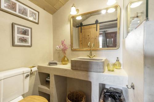 a bathroom with a sink and a mirror at Nuestro Antiguo Pajar in Solsona