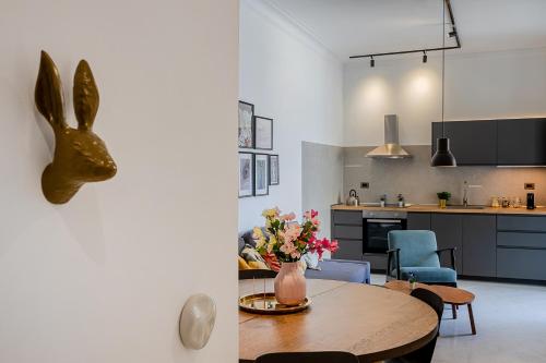 Aurelia's Hideaway, Near Vatican