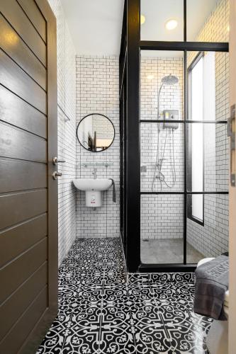 a bathroom with a shower with a sink and a mirror at Modern Spacious 3-bed Ban Amphur Pool Villa (BA1) in Na Jomtien