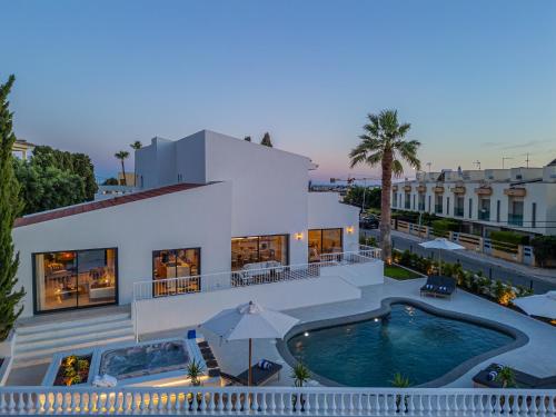 NEW! Villa Nostra- Luxury Villa, Tennis court, Gym, Swimming Pool, Jacuzzi by Dream Villas Albufeira