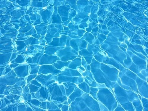 a pool of blue water with ripples in it at L'Escale de Broglie in Broglie