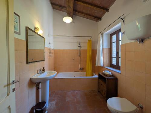 a bathroom with a tub and a sink and a toilet at Agriturismo Casa Greppo in San Venanzo