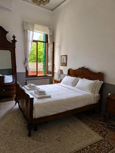 a bedroom with a large bed and a window at Wisteria Lodge by Veneto Villa in Albignasego
