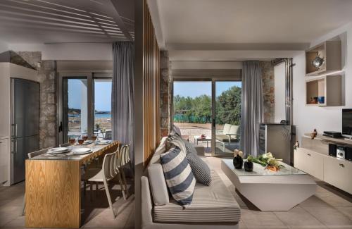 Ruang duduk di Cedar Bay Beachside Villas