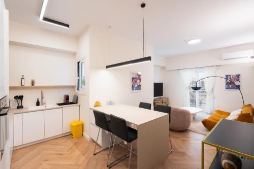 2BR Gem Apt Near Metro In Psiri-Thissio