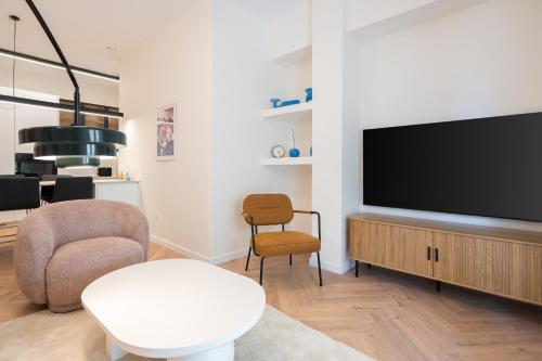 2BR Gem Apt Near Metro In Psiri-Thissio