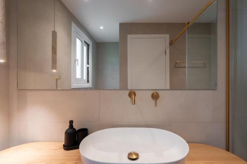 2BR Gem Apt Near Metro In Psiri-Thissio