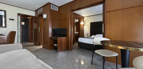 Goldstar Resort & Suites