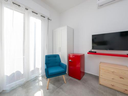 Quiet and bright studio apt with a balcony and AC
