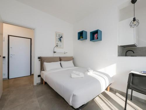 Quiet and bright studio apt with a balcony and AC