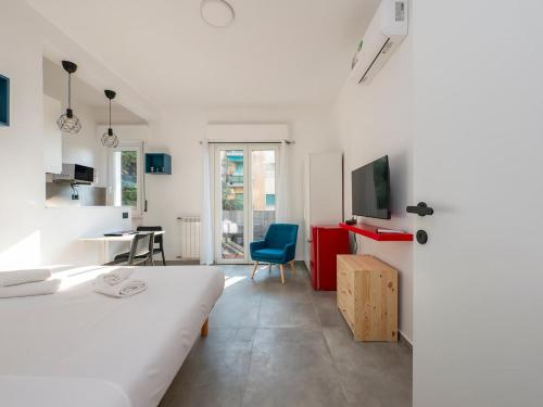 Quiet and bright studio apt with a balcony and AC