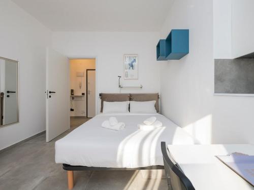 Quiet and bright studio apt with a balcony and AC