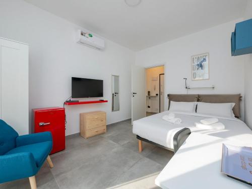 Quiet and bright studio apt with a balcony and AC