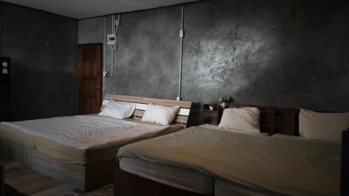two beds in a room with two beds sidx sidx sidx at the loft residence in Ban Plai Khlong Bang Noi