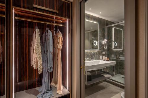 a bathroom with a sink and a mirror at Hotel St Martin by OMNIA hotels in Rome