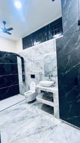 a bathroom with a sink and a toilet at Mannat Villa Homestay in Rāmnagar